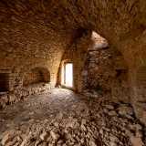 L'interno dell'immobile, completamente spoglio, presenta delle fessure ricavate per catturare un po' di luce esterna
